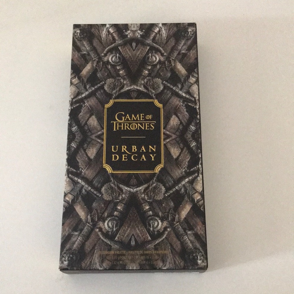URBAN DECAY - Game of Thrones eyeshadow pallet
